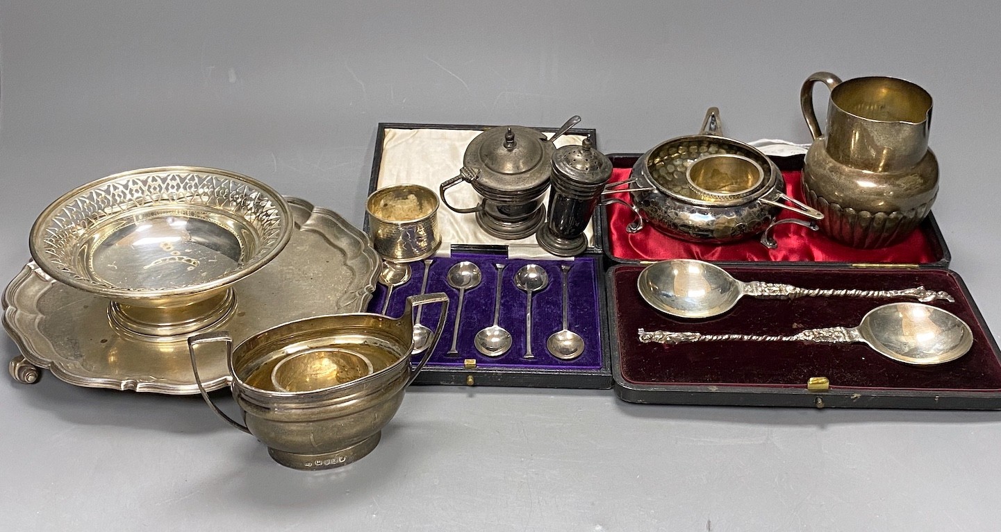 Assorted silverware including an Art Nouveau planished silver tri-handled bowl, Martin, Hall & Co, Birmingham, 1907, 12.5cm, a George V silver salver, a silver 'Guernsey' milk can, a silver sugar bowl, three silver napki